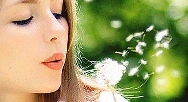 Trend Lipgloss Berwarna: Gabungan Makeup dan Penjagaan Bibir